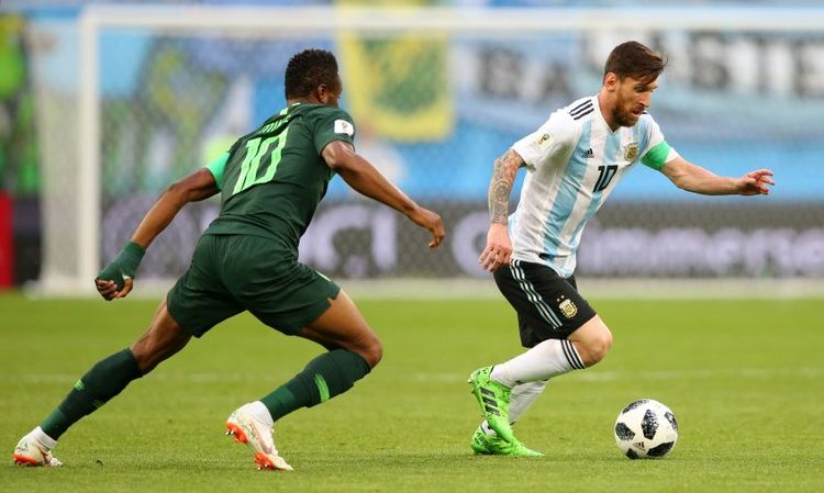 John Obi Mikel und Lionel Messi