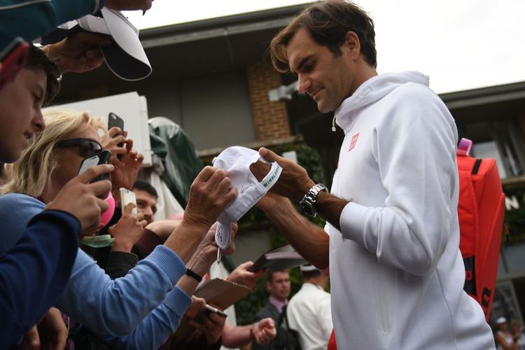 Roger Federer schreibt Autogramm für seine Fans