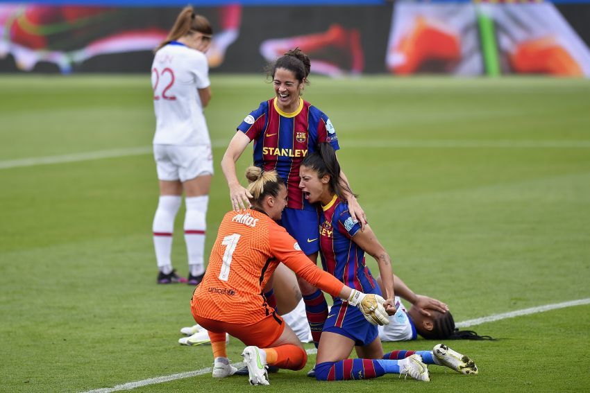 Nackt fußballerinnen Haariges Teengirl