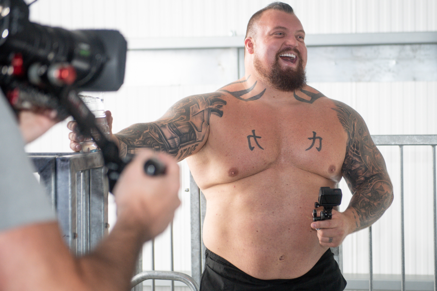 Strongman-Star filmt eigene OP - Eddie Hall lässt sich bei vollem  Bewusstsein am Bizeps operieren